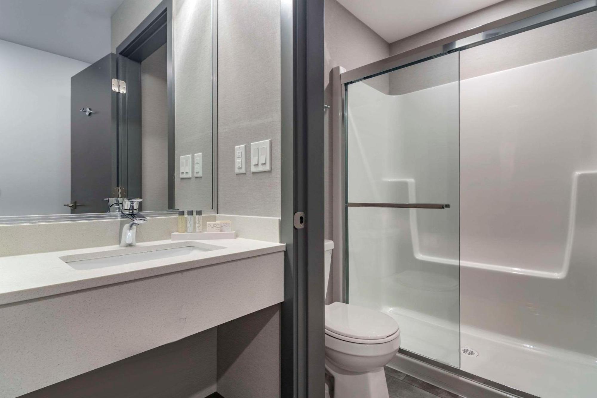 The Hue Hotel, Ascend Hotel Collection Kamloops Extérieur photo